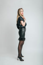 FALDA DE PIEL CON PLUMAS