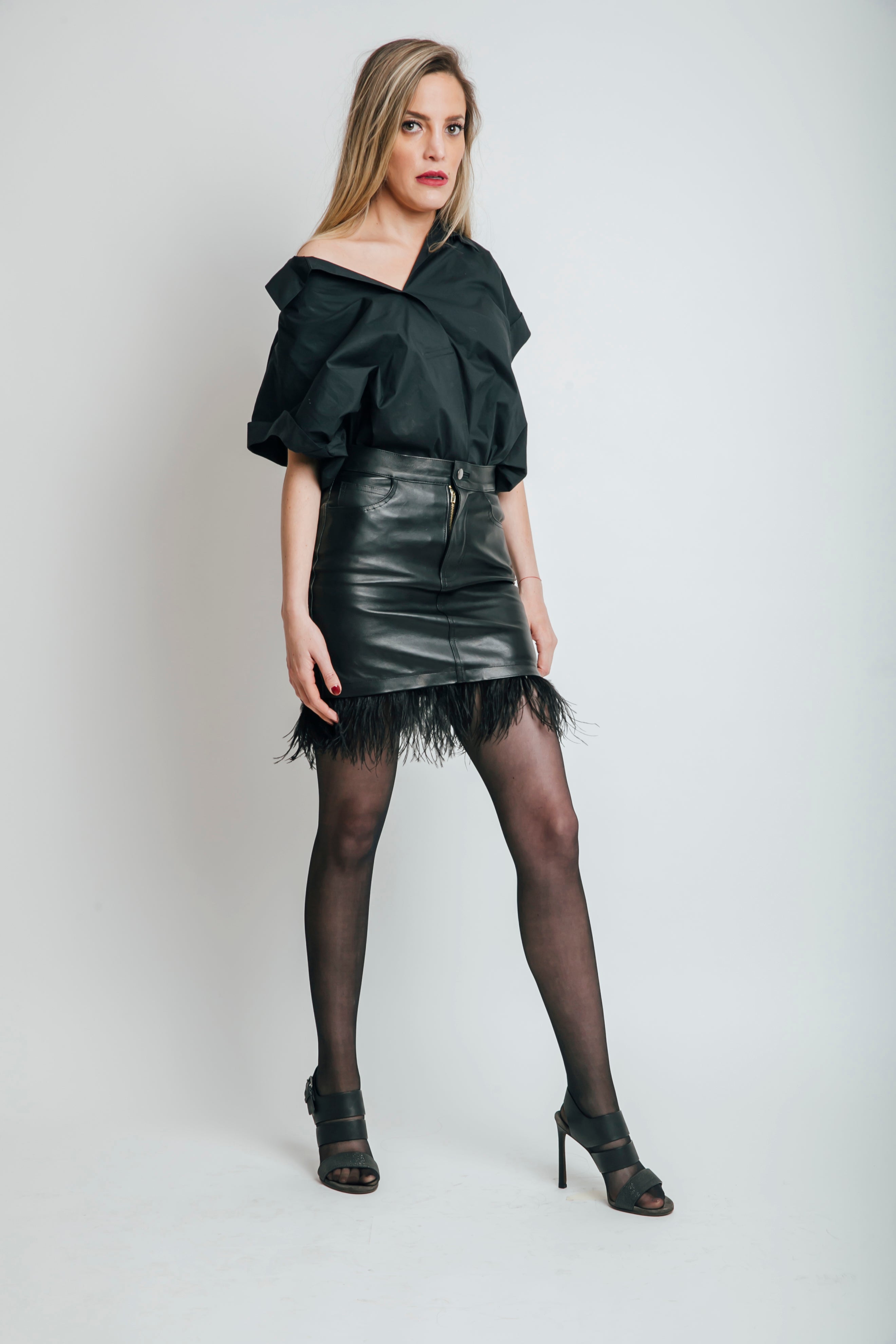 FALDA DE PIEL CON PLUMAS