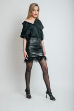 FALDA DE PIEL CON PLUMAS